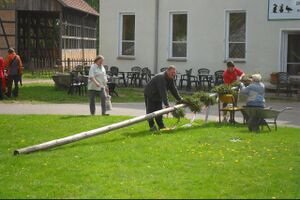 Maibaum schmücken.jpg