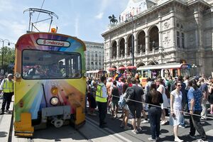 Straßenbahn Regenbogenparade.jpg